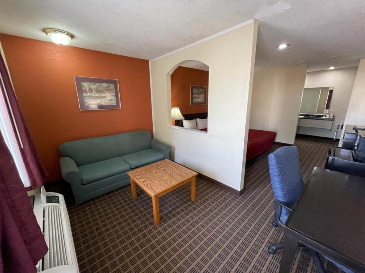 Knights Inn & Suites Emporia Exterior foto
