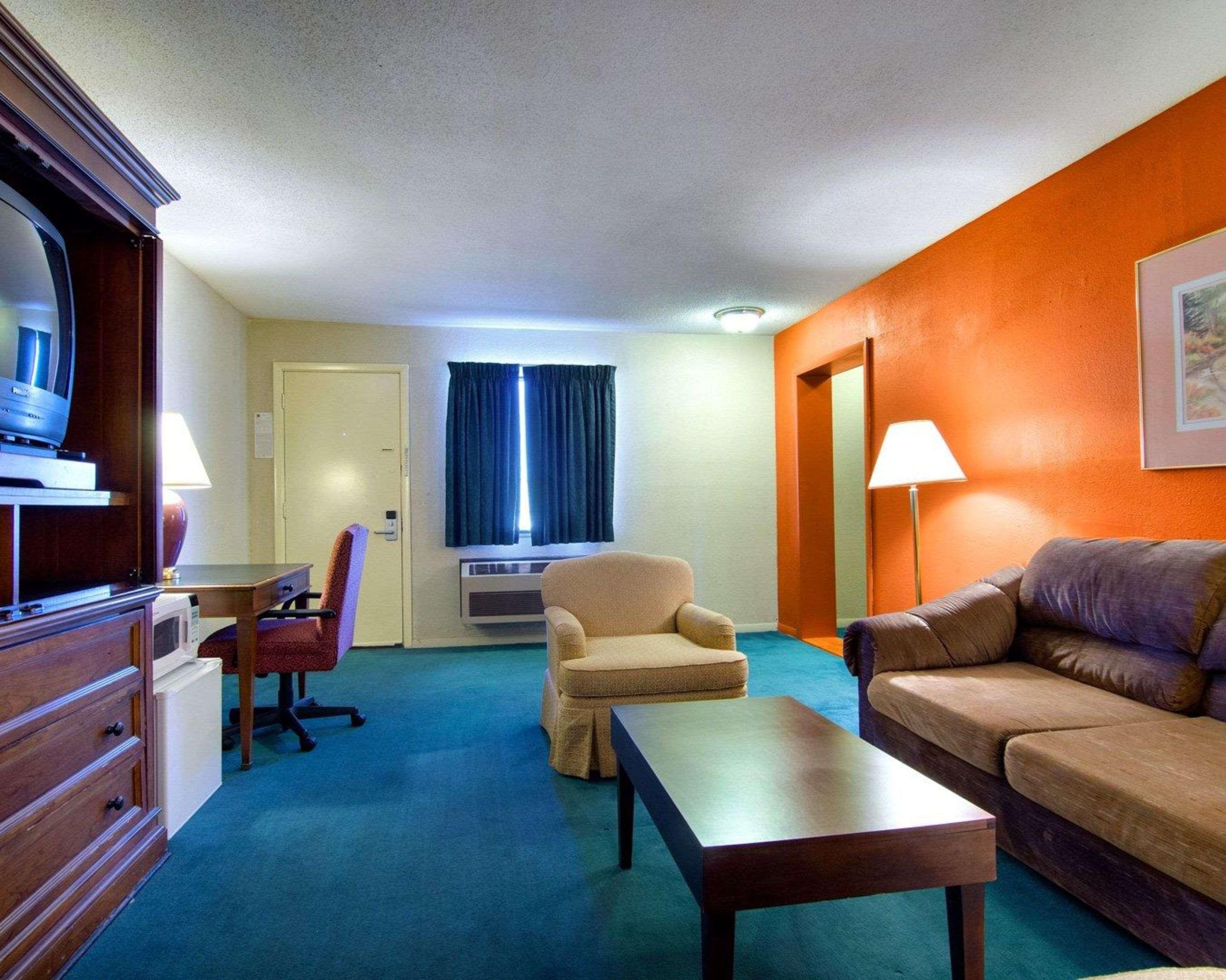 Knights Inn & Suites Emporia Exterior foto